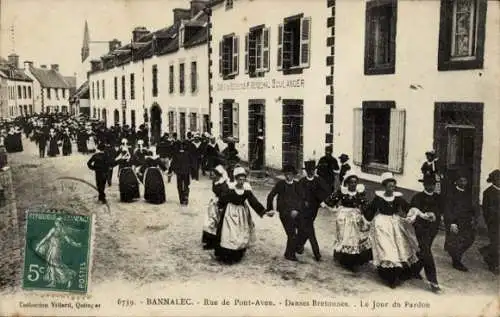 Ak Bannalec Finistère, Rue de Pont Aven, Bretonische Tänze