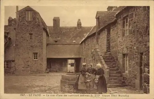 Ak Le Faou Finistère, ehemaliges Hôtel Marcellin, ein Innenhof voller seltsamer Häuser