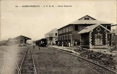 Ak Dabola Guinea, Gare, Blick auf den Bahnhof, Gleisseite, Zug