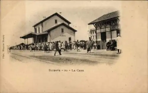 Ak Bizerte Tunesien, La gare, Blick auf den Bahnhof, Einheimische