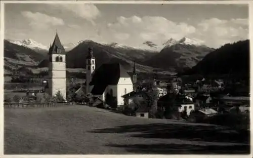 Foto Ak Kitzbühel in Tirol, Teilansicht, Kirche, Turm