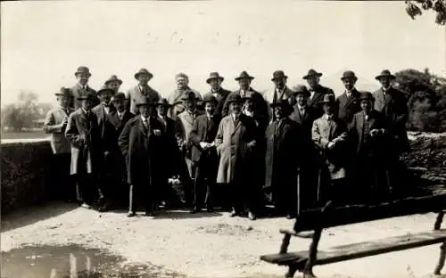 Foto Ak Gruppenaufnahme von Männern mit Mänteln und Hüten, 1926