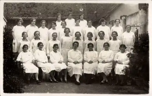 Foto Ak Gruppenaufnahme von Frauen in weißen Kitteln