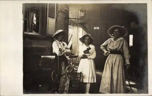 Foto Ak Drei junge Frauen mit Hüten, Portrait