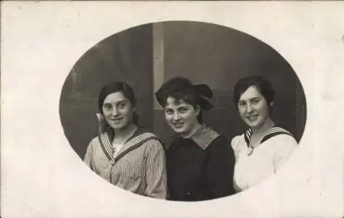 Foto Ak Drei junge Frauen, Matrosenkragen, Portrait