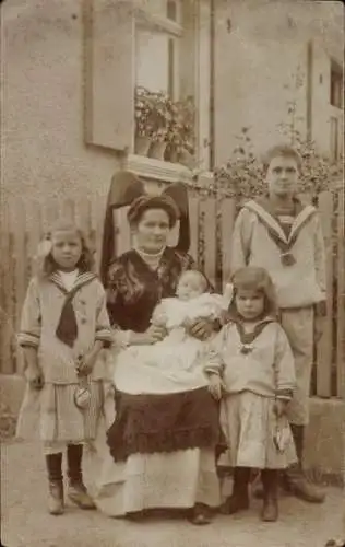 Foto Ak Frau in Elsässer Tracht mit Kindern, Baby