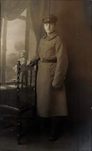 Foto Ak Deutscher Soldat in Uniform, Mantel, Standportrait