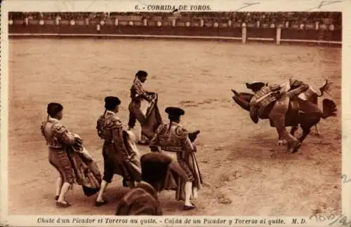 Ak Bullfight, Fall of a Picador und Stierkämpfer in Bewegung