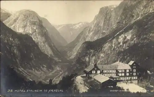 Foto Ak Naerodal Norwegen, Hotel Stalheim, Blick ins Gebirgstal