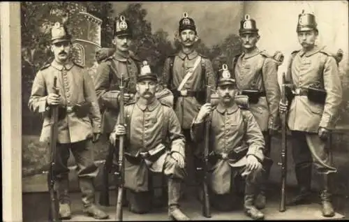 Foto Ak Weimar in Thüringen, Deutsche Soldaten in Uniformen mit Tschakos, I WK