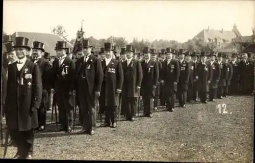 Foto Ak Krefeld am Niederrhein, Festakt, Männer in Anzügen, Orden, Zylinder