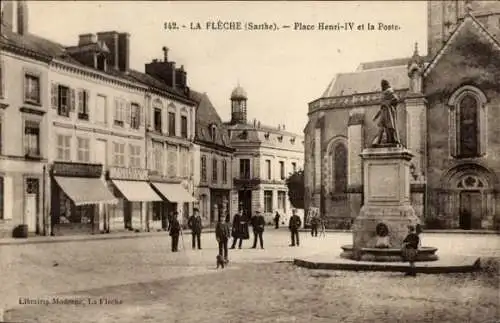 Ak La Flèche Sarthe, Place Henri IV und das Postamt