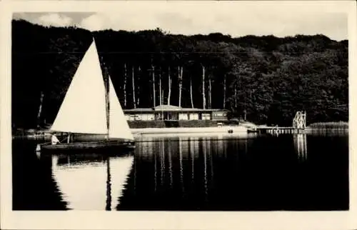 Ak Malente Gremsmühlen Holst. Schweiz, Dieksee mit Badeanstalt, Segelboot