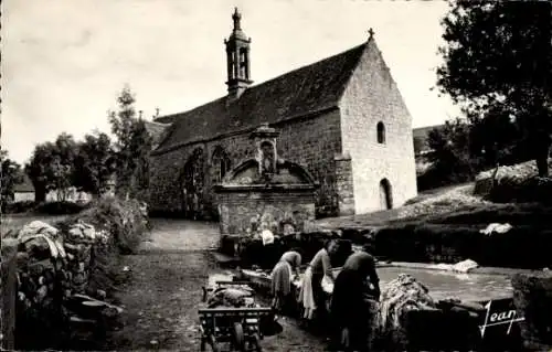 Ak Locronan Finistère, Kapelle Notre Dame de Bonne Nouvelle und ihr Brunnen