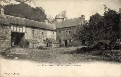 Ak Huelgoat Finistère, Cour du Chateau du Rusquec