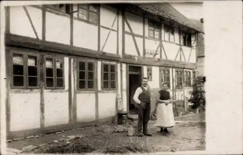 Foto Ak Groß Denkte, Mann und Frau vor einem Wohnhaus, Hof, Fachwerkhaus