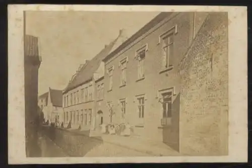 Cabinet Foto Oldenburg? Straßenzug mit Häuserzeile und spielenden Kindern