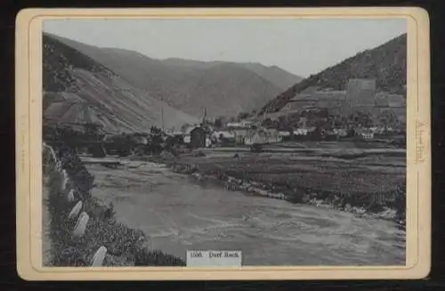 Cabinet Foto Gesamtansicht Weindorf Rech mit seinen Weinbergen im Ahrtal