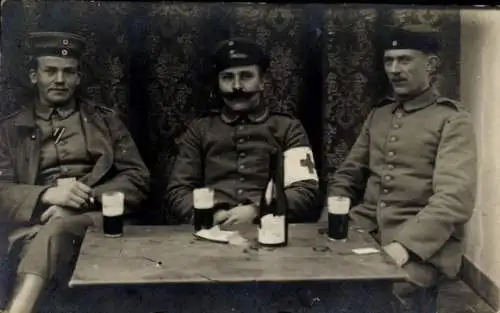 Foto Ak Deutsche Soldaten in Uniformen, Sanitäter, I WK