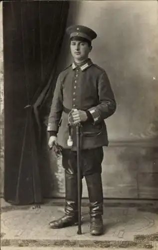 Foto Ak Berlin, Deutscher Soldat in Uniform, Standportrait