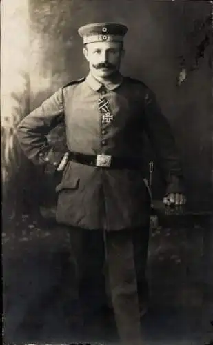 Foto Ak Düsseldorf, Deutscher Soldat in Uniform, Standportrait, Eisernes Kreuz