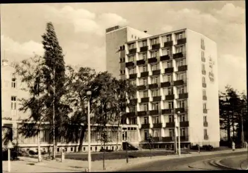 Ak Rostock in Mecklenburg Vorpommern, Bahnhofshotel, Straßenseite