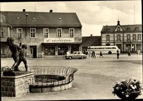 Ak Lauchhammer in der Niederlausitz, Cottbuser Straße, Brunnen, Wäschehaus, Bus, Passanten