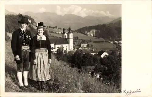 Ak Hopfgarten im Brixental in Tirol, Mann und Frau in Tracht auf Wiese