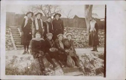 Foto Ak Frauen in Wintermänteln, Gruppenaufnahme