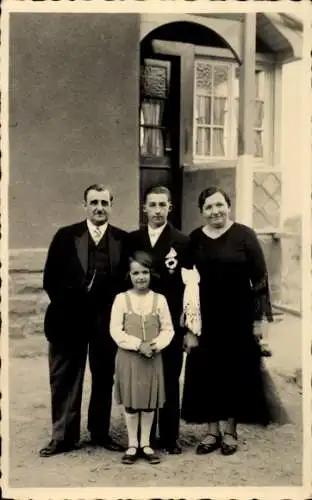 Foto Ak Familienportrait vor einem Wohnhaus