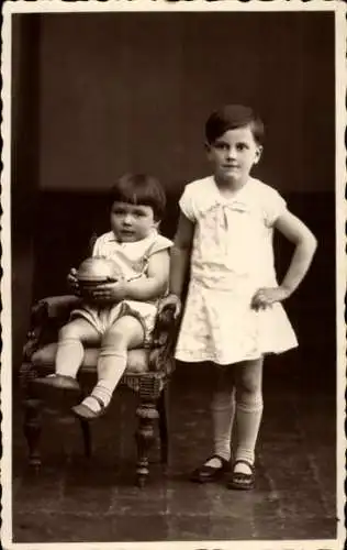 Foto Ak Zwei Kinder mit einem Ball, Portrait