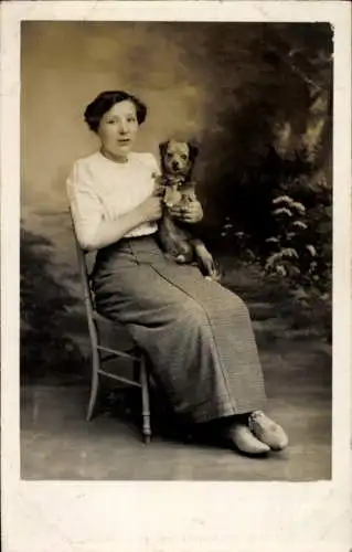 Foto Ak Frau mit Hund im Arm, Portrait