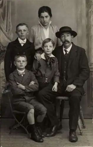 Foto Ak Familienportrait, Eltern mit Söhnen