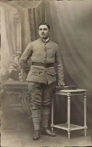 Foto Ak Französischer Soldat in Uniform, Standportrait