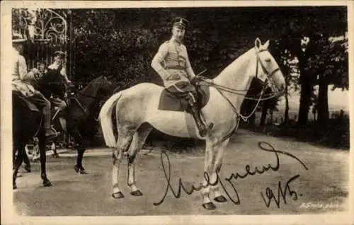 Ak Kronprinz Wilhelm von Preußen, in Uniform auf einem Pferd, 1915