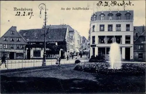 Ak Rendsburg in Schleswig Holstein, an der Schiffbrücke, Springbrunnen