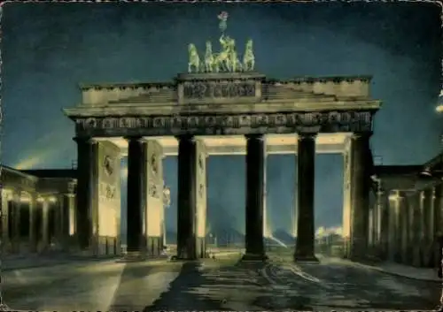 Ak Berlin Mitte, Brandenburger Tor, Nacht, Beleuchtung