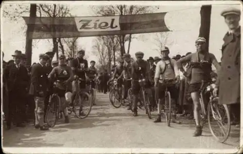 Foto Ak Radrennen, Radfahrer am Ziel