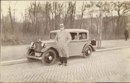 Foto Ak Mann im Mantel vor einem Automobil