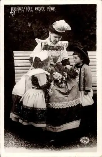 Ak Frau und Kinder in französischer Volkstracht, Sitzbank, Blumen