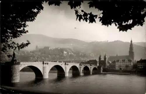 Ak Heidelberg am Neckar, Alte Brücke, Schloss, Heiliggeistkirche