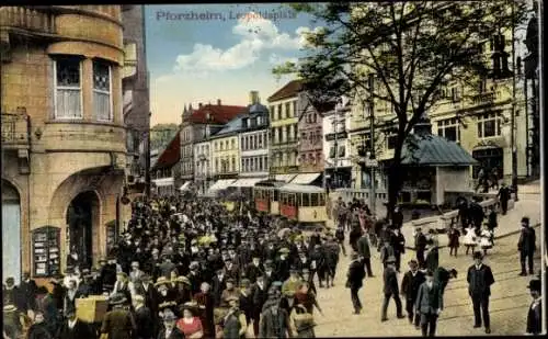 Ak Pforzheim im Schwarzwald, Leopoldsplatz, Straßenbahn, Passanten