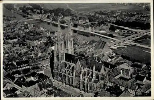 Ak Regensburg an der Donau Oberpfalz, Totalansicht, Fliegeraufnahme, Kirche