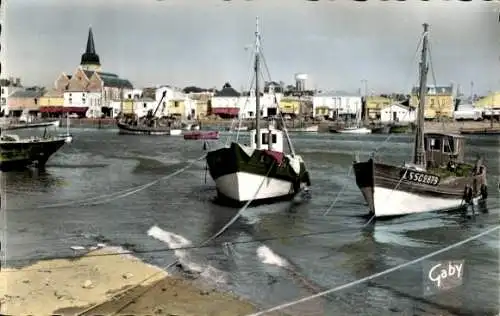 Ak Saint Gilles sur Vie Vendée, Le Port, Schiffe