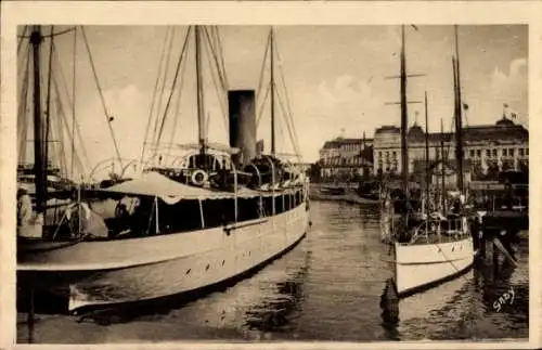 Ak Deauville La Plage Fleurie Calvados, Sorte d'un Yacht