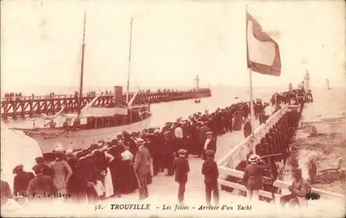 Ak Trouville Calvados, Les Jetees - Arrivee d'un Yacht