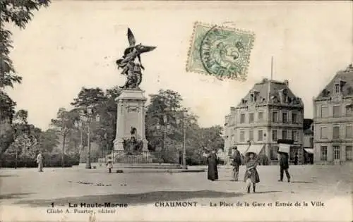 Ak Chaumont Haute-Marne, La Place de la Gare, Entree de la Ville, Statue