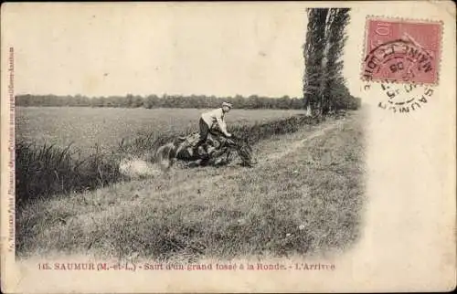 Ak Saumur Maine et Loire, Saut d'un grand fosse a la Ronde, L'Arrivee