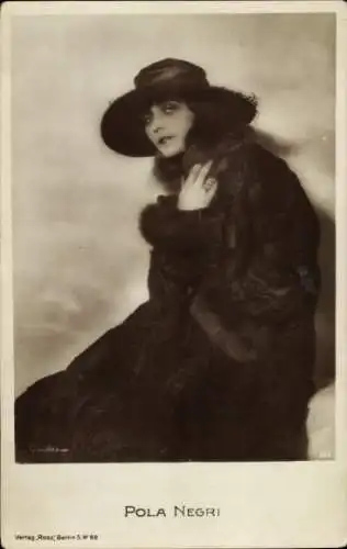 Ak Schauspielerin Pola Negri, Portrait, Pelzmantel, Hut