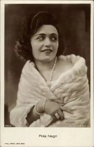 Ak Schauspielerin Pola Negri, Portrait, Pelzstola, Perlenkette, Ross